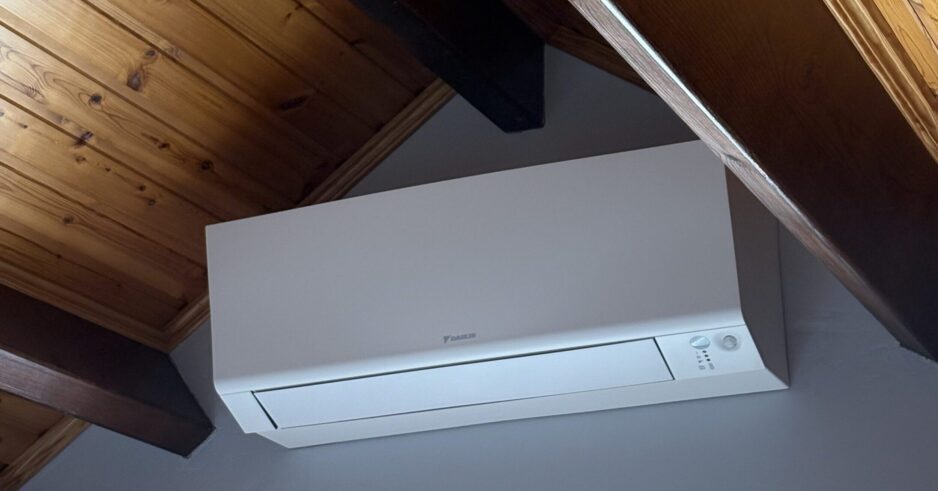 ntégration esthétique d'un système de climatisation réversible Daikin sous une charpente en bois par NBR Elec.