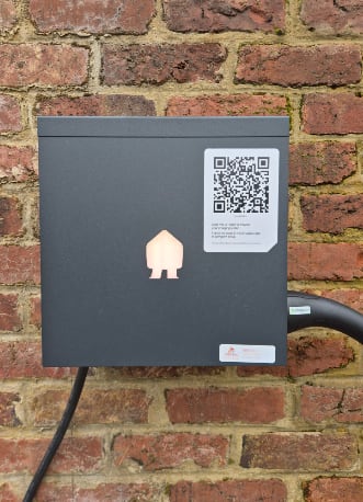 Gros plan technique d'une borne connectée Smappee certifiée par l'installateur électricien NBR Elec.
